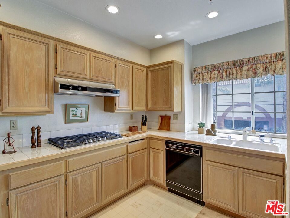 14063 Lemoli Avenue Property Photo 9