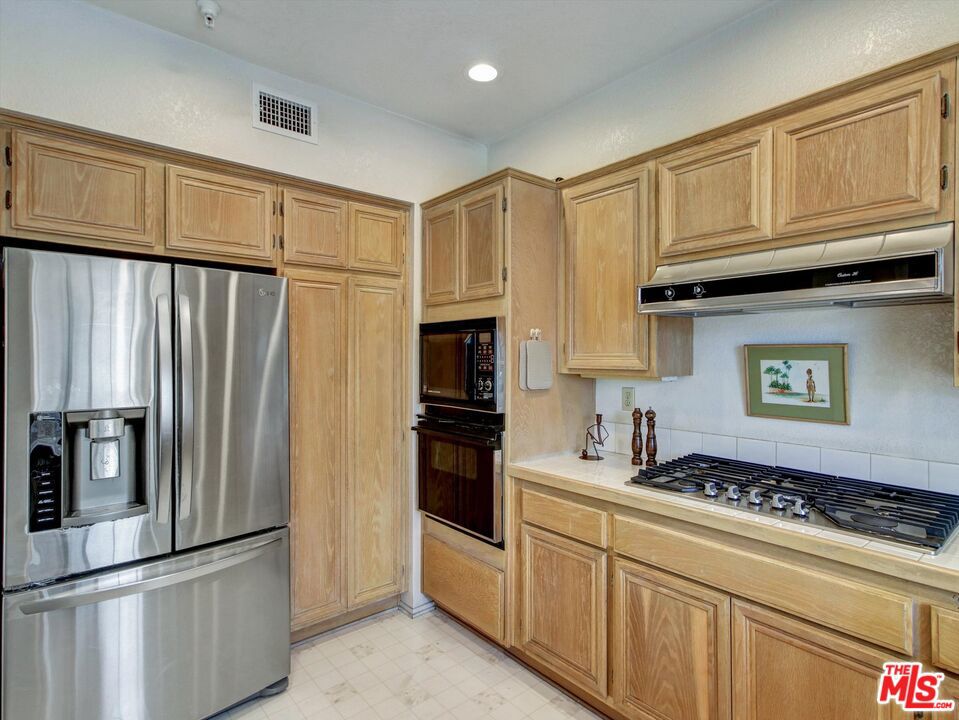 14063 Lemoli Avenue Property Photo 10