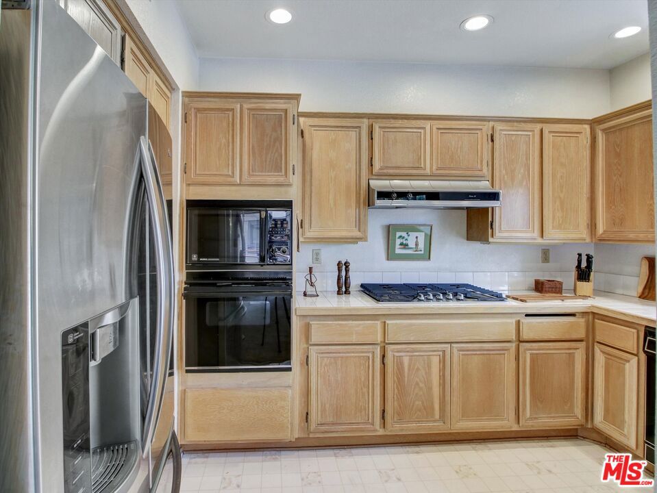 14063 Lemoli Avenue Property Photo 11