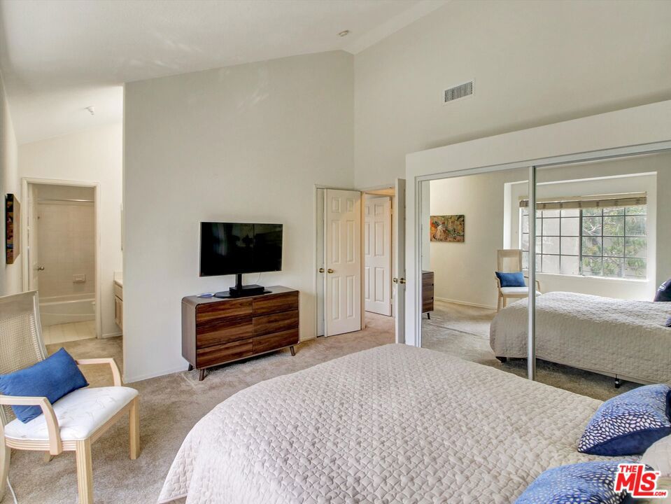 14063 Lemoli Avenue Property Photo 15