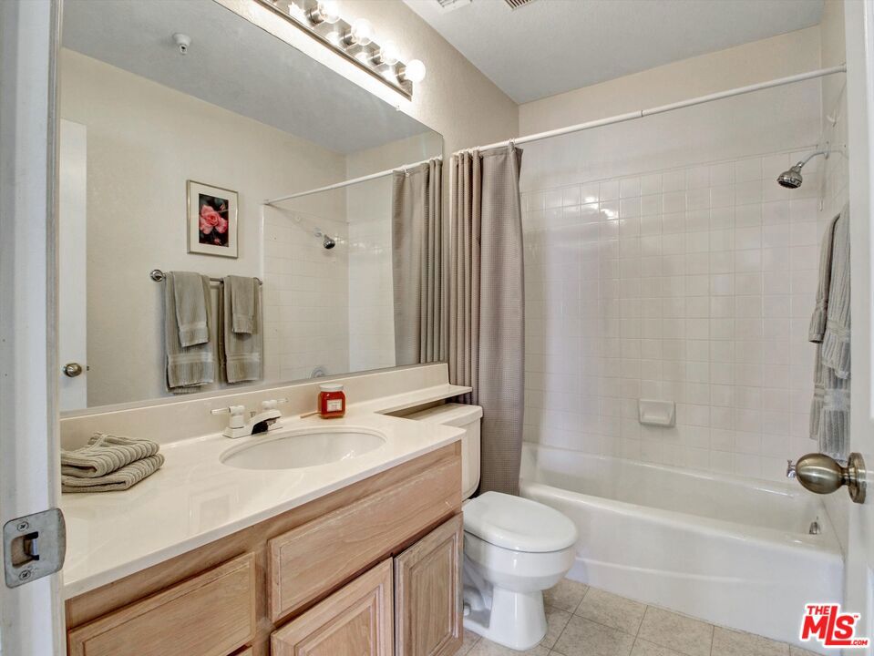 14063 Lemoli Avenue Property Photo 21