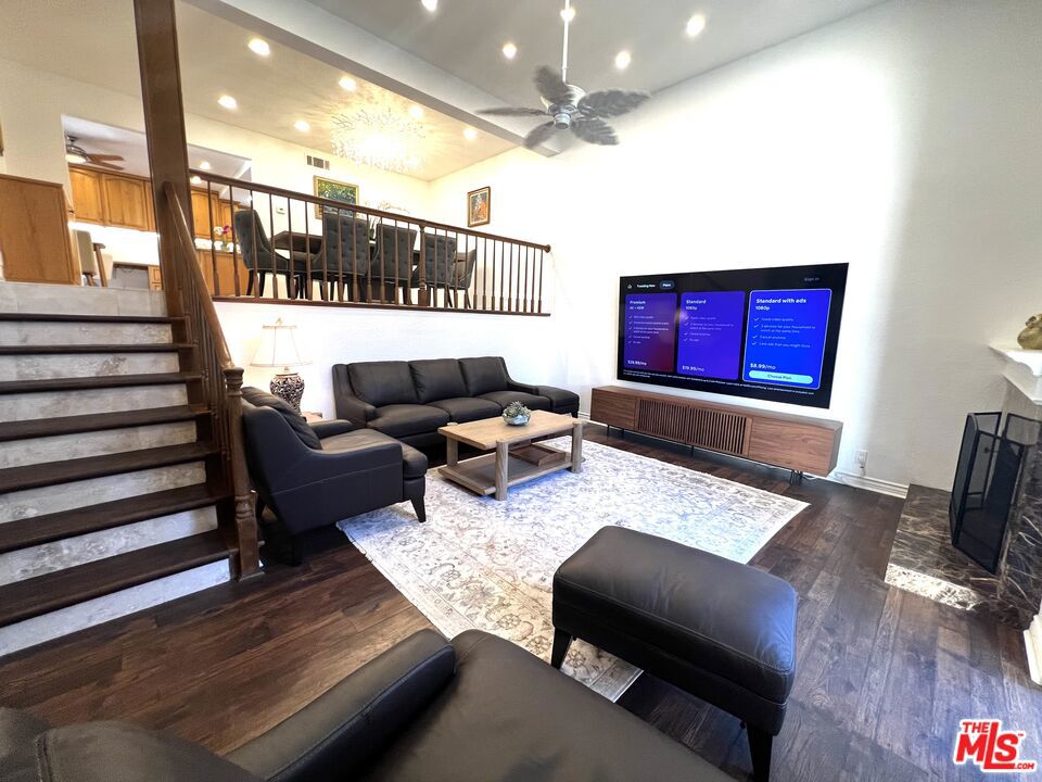 7825 Seaglen Drive Property Photo 2