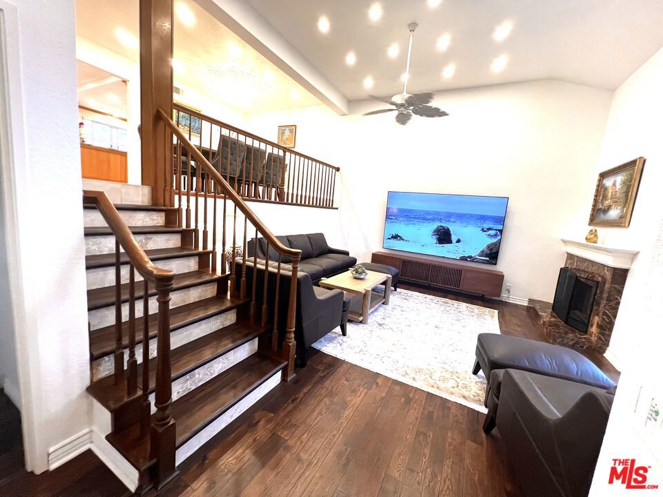 7825 Seaglen Drive Property Photo 4