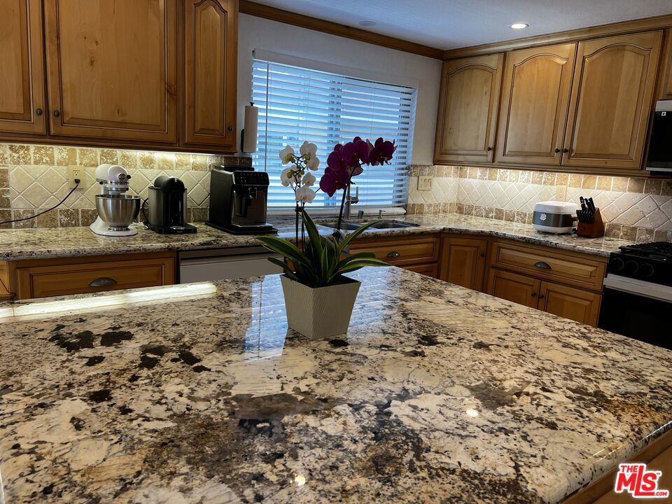7825 Seaglen Drive Property Photo 17