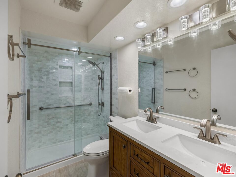7825 Seaglen Drive Property Photo 28