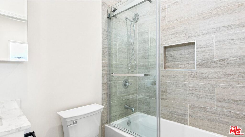 16698 Moorpark Street Property Photo 2