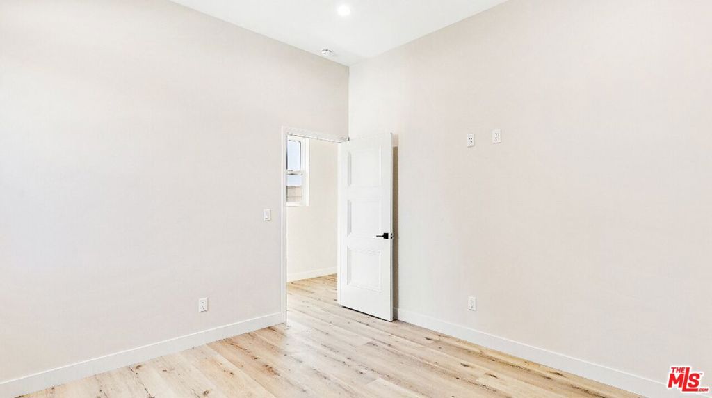 16698 Moorpark Street Property Photo 4