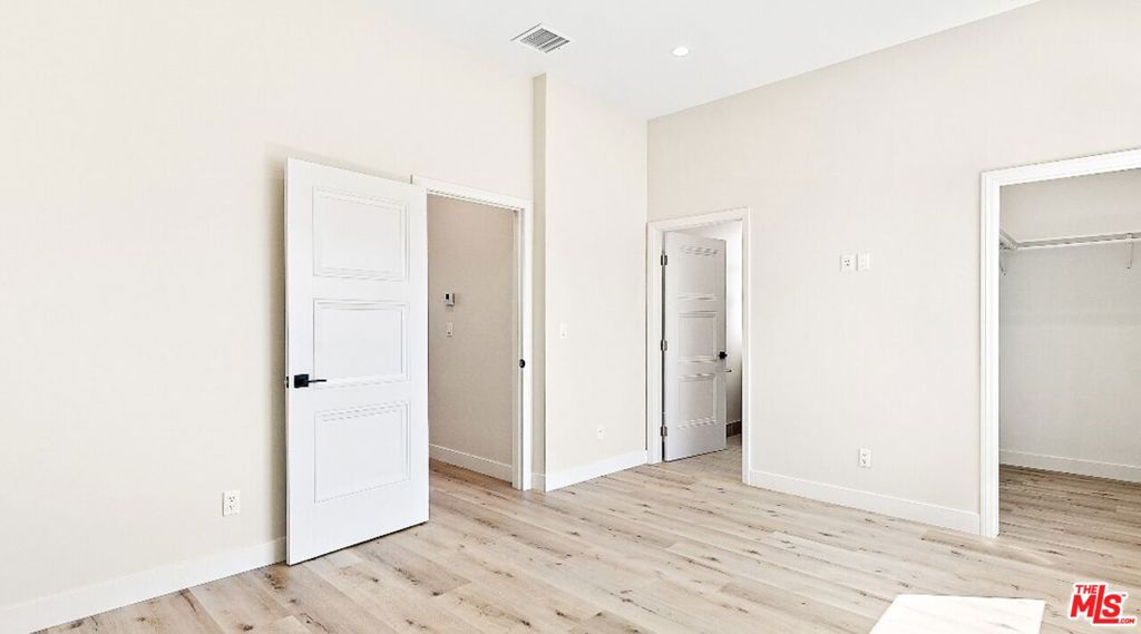 16698 Moorpark Street Property Photo 5