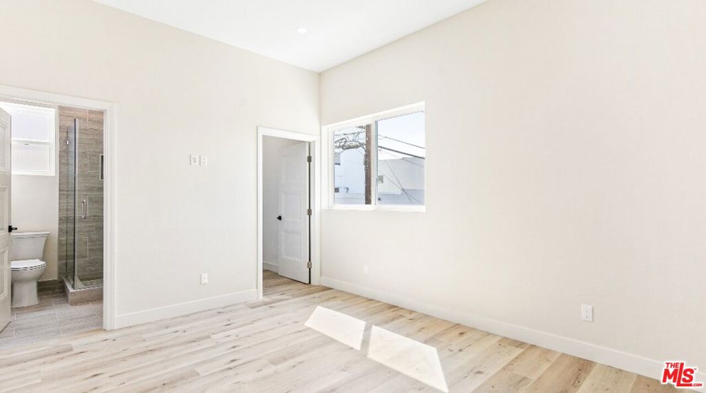 16698 Moorpark Street Property Photo 8
