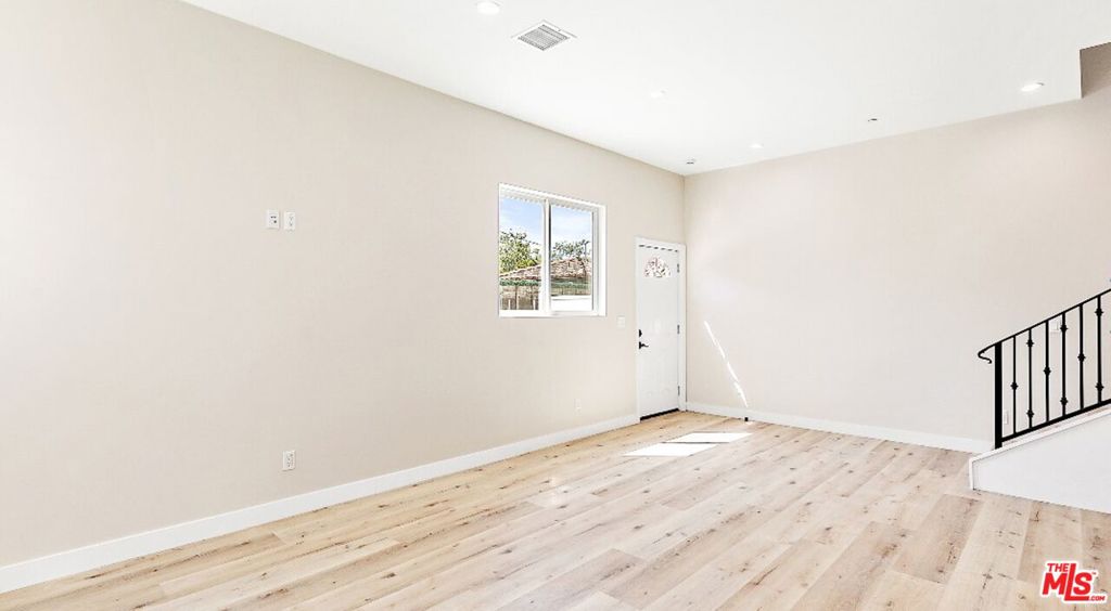 16698 Moorpark Street Property Photo 19