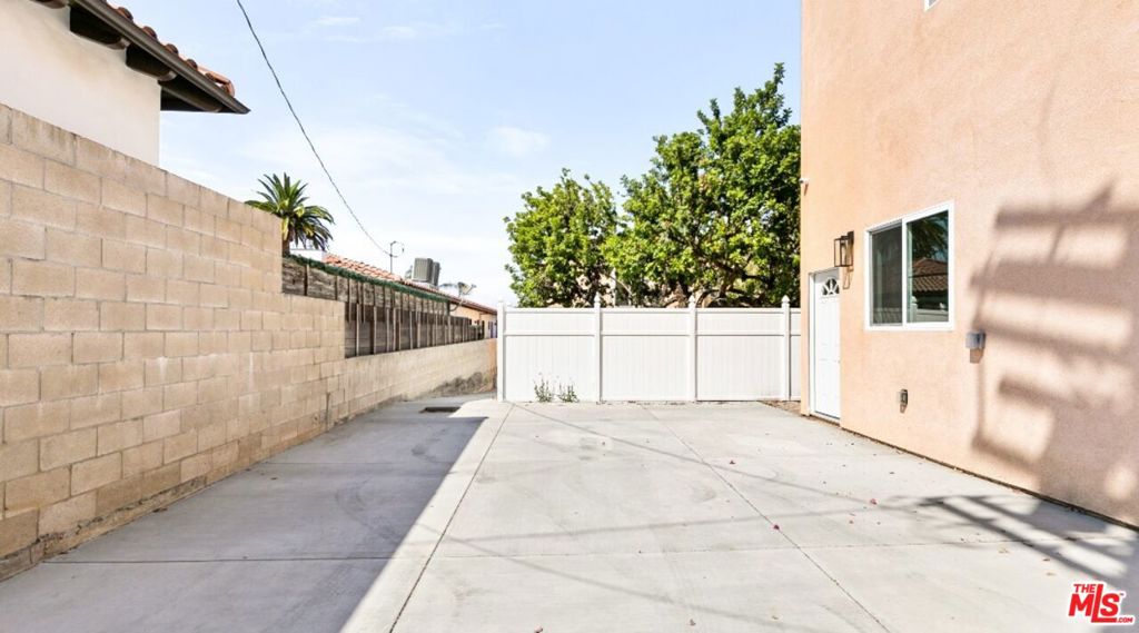 16698 Moorpark Street Property Photo 23