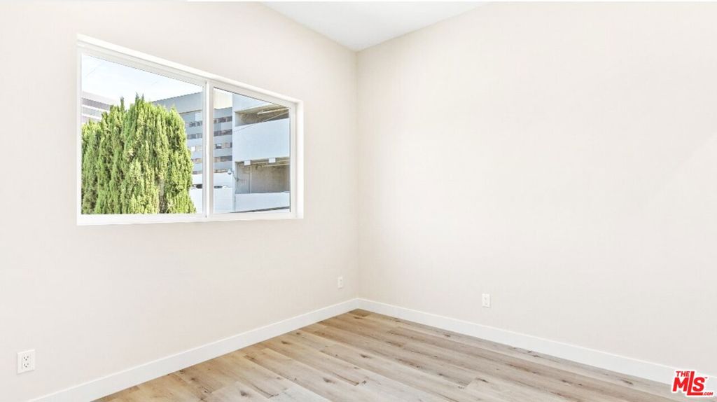 16698 Moorpark Street Property Photo 28