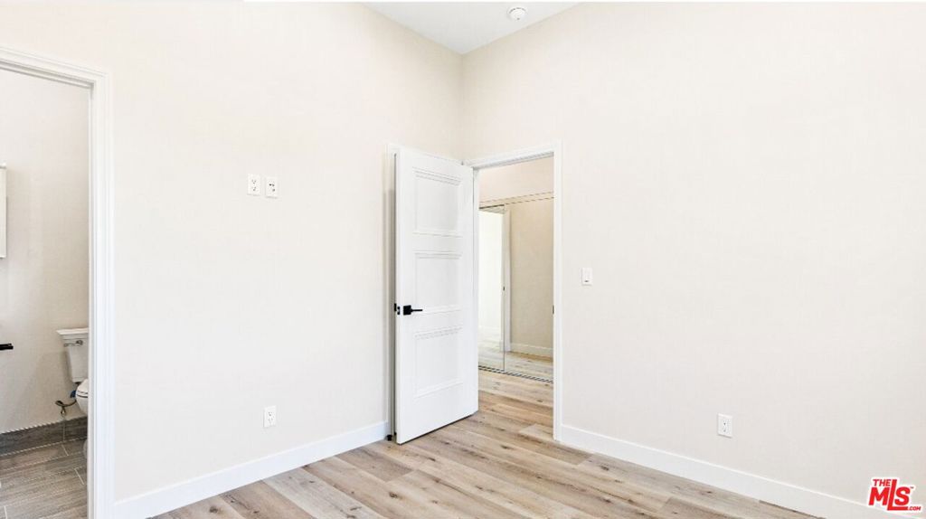 16698 Moorpark Street Property Photo 29