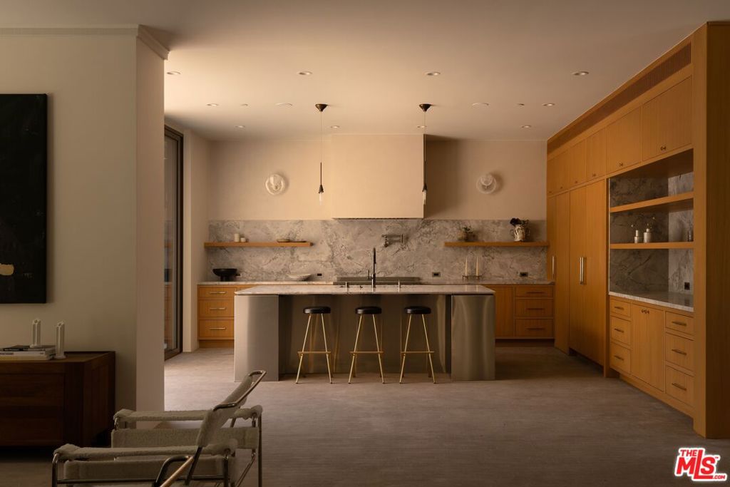 420 N Kings Road Property Photo 18