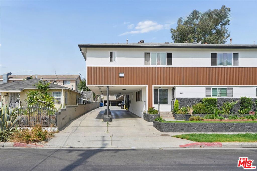 14611 Larch Avenue Property Photo 4