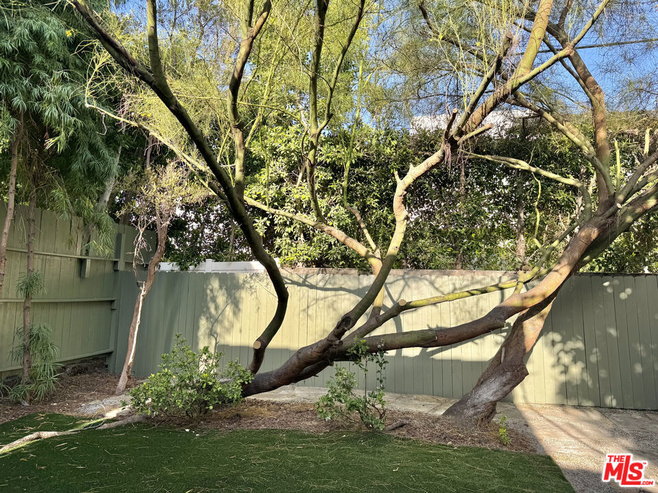 636 N Curson Avenue Property Photo 12