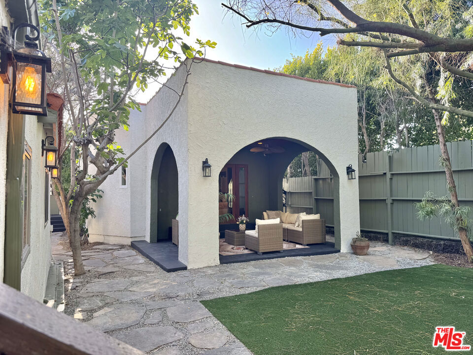 636 N Curson Avenue Property Photo 17