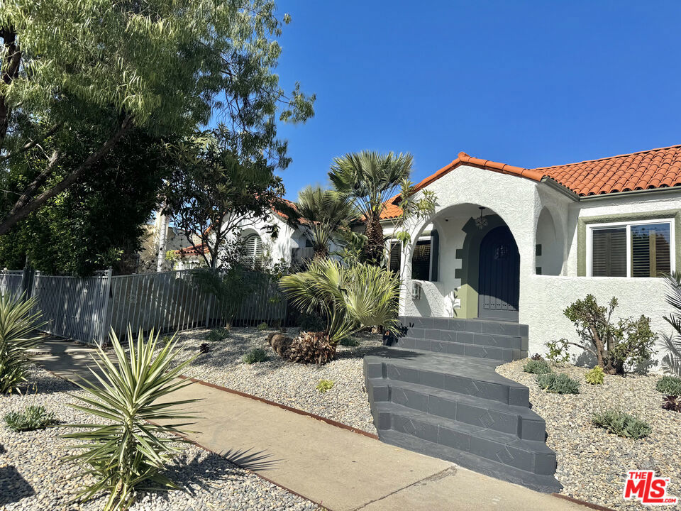 636 N Curson Avenue Property Photo 23