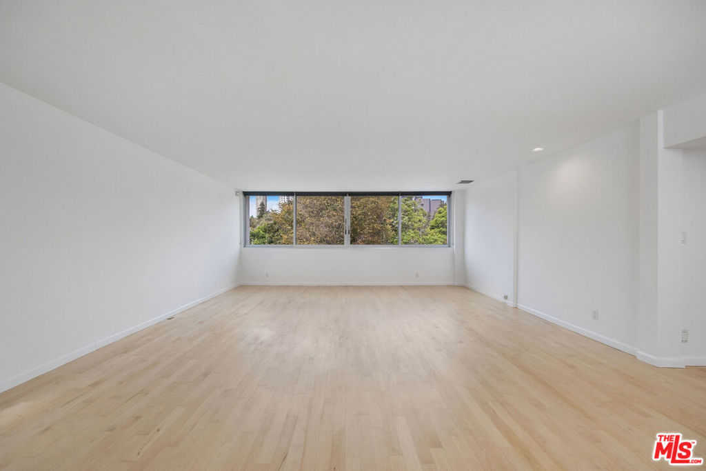 440 S Roxbury Drive 201 Property Photo 9