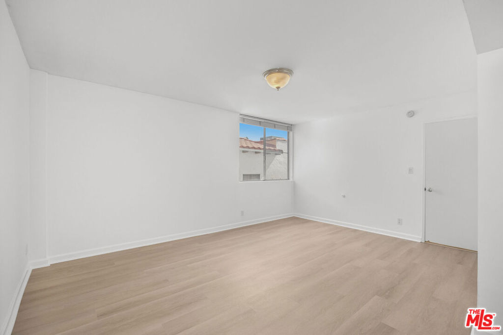 440 S Roxbury Drive 201 Property Photo 17