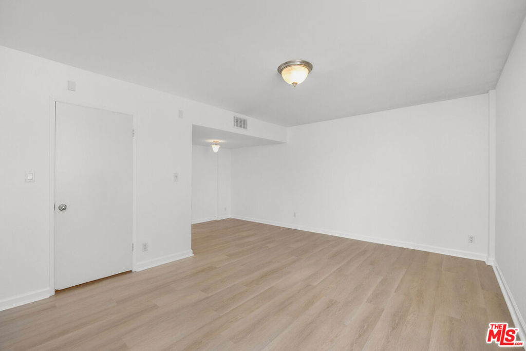 440 S Roxbury Drive 201 Property Photo 19