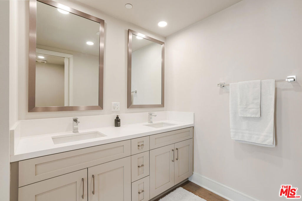 6030 Seabluff Drive 423 Property Photo 10