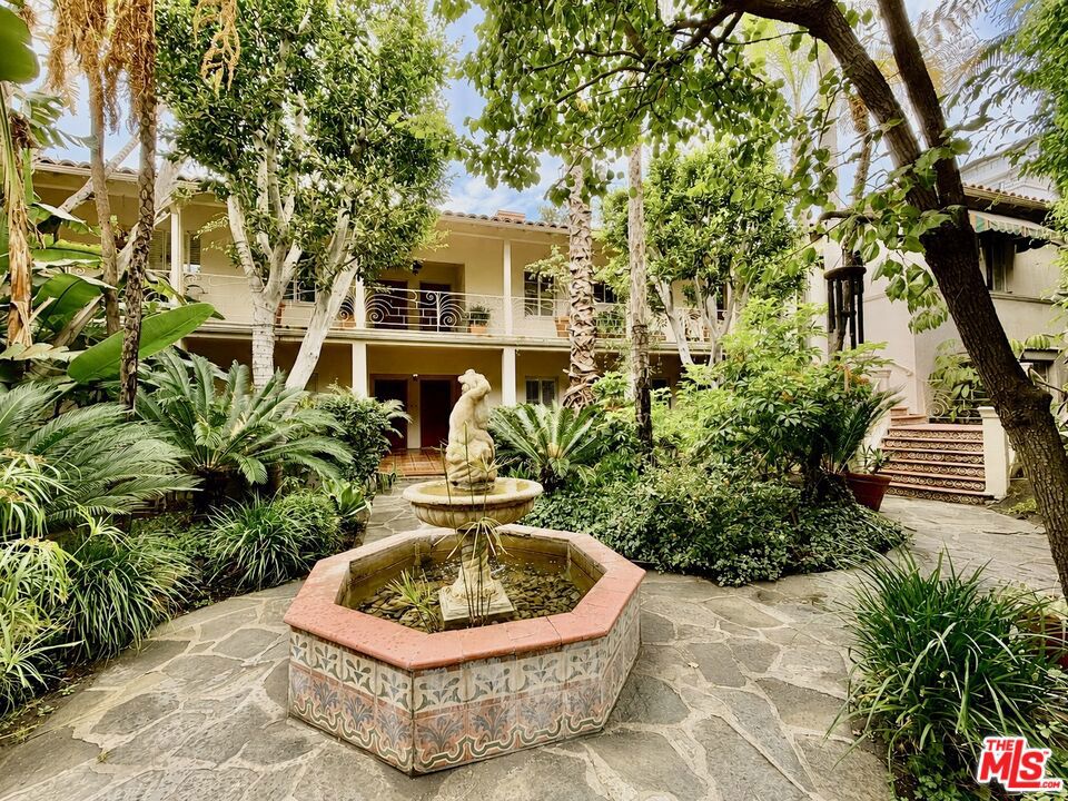 8472 1/2 Fountain Avenue Property Photo 1