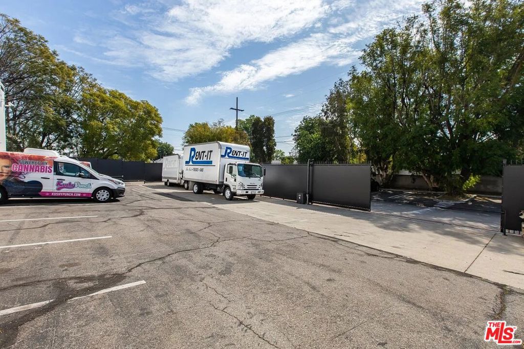 20500 Nordhoff Street Property Photo 10