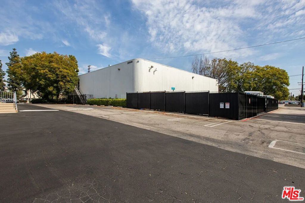 20500 Nordhoff Street Property Photo 23
