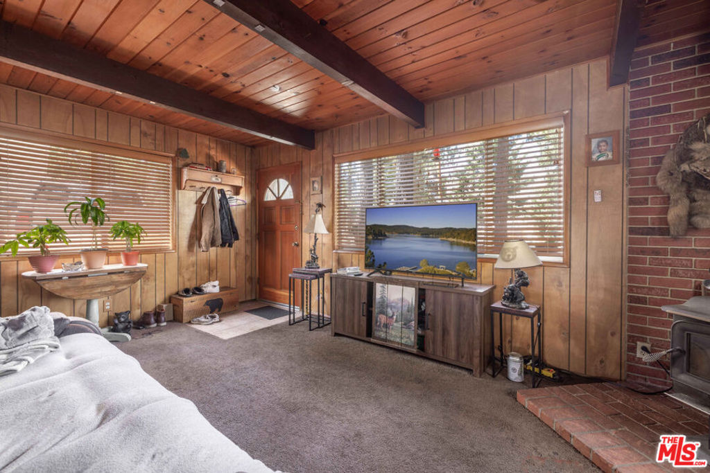 900 E Mountain View Boulevard Property Photo 3