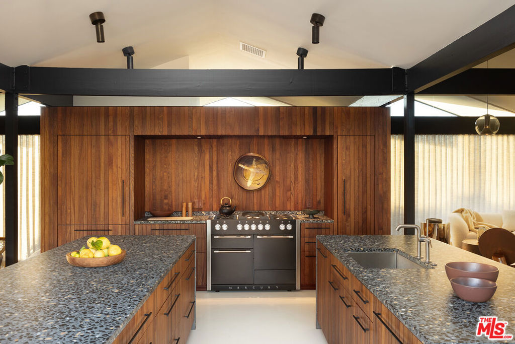7127 Crest Road Property Photo 10