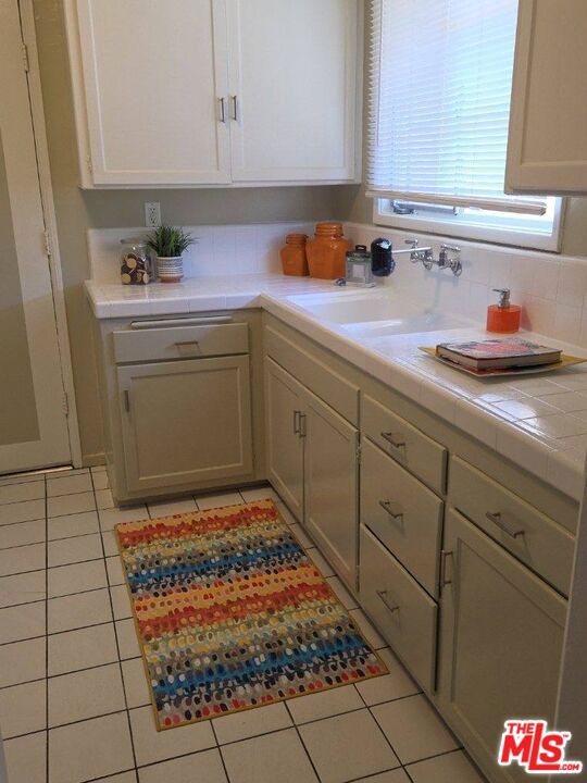 4072 Hillcrest Drive D Property Photo 5