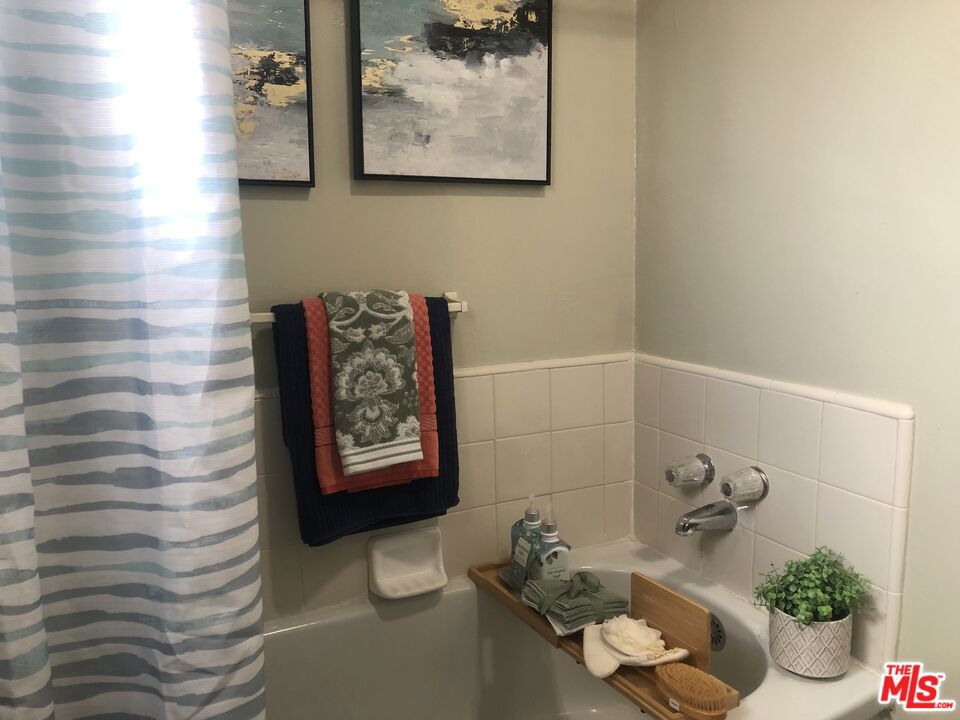 4072 Hillcrest Drive D Property Photo 9