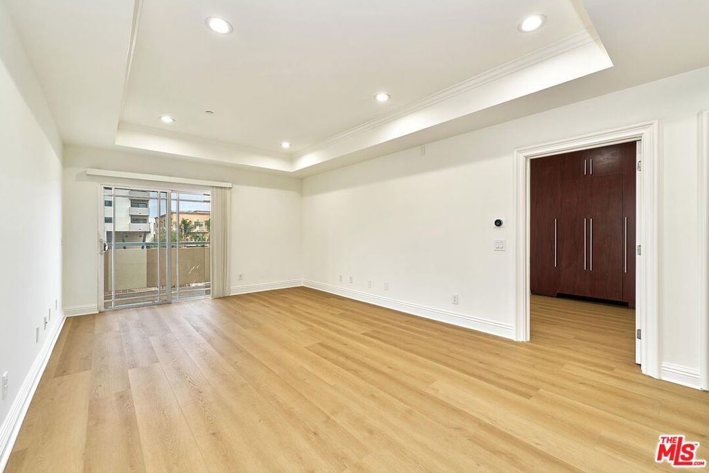 1043 S Kenmore Avenue 404 Property Photo 3