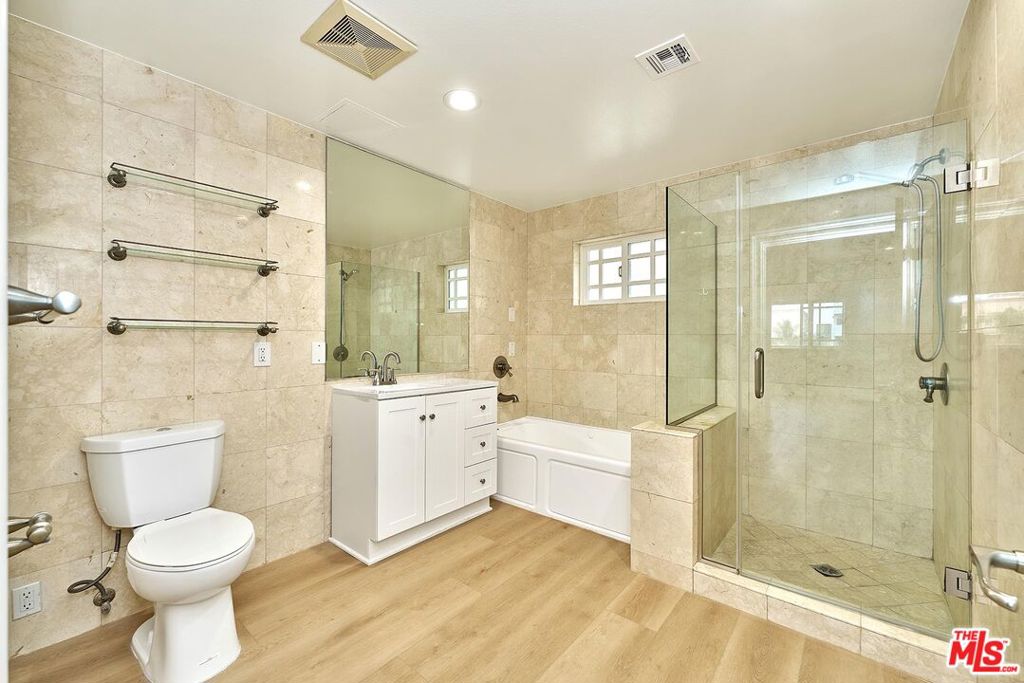 1043 S Kenmore Avenue 404 Property Photo 5