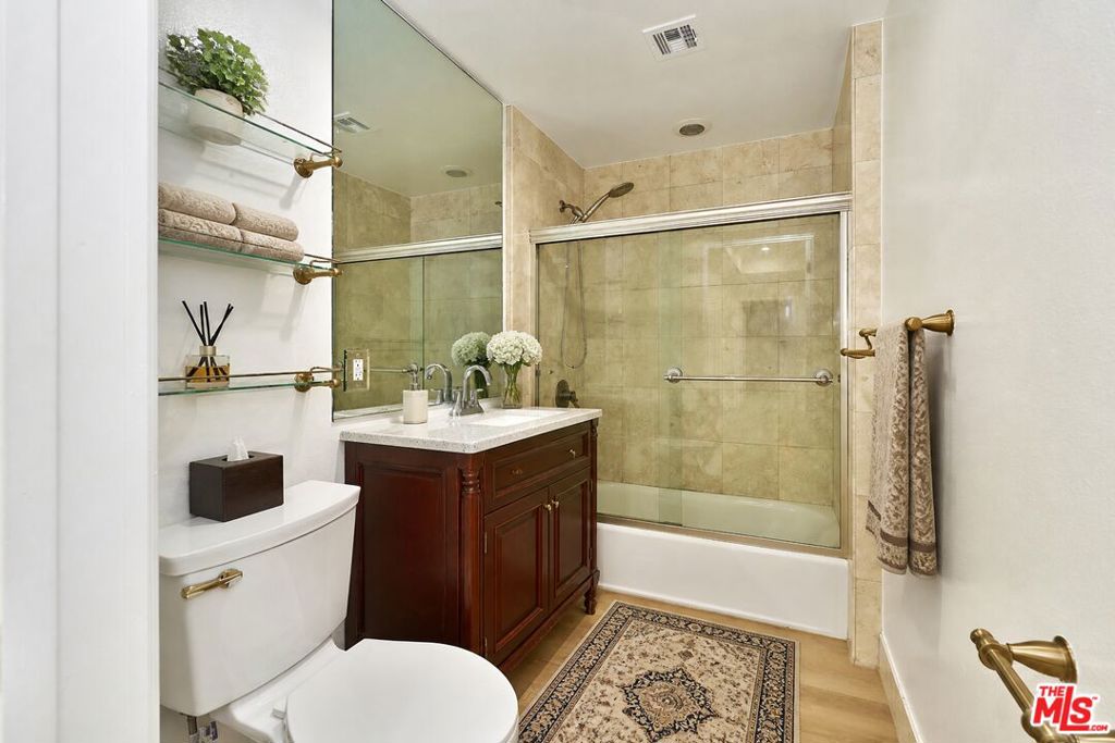1043 S Kenmore Avenue 404 Property Photo 6