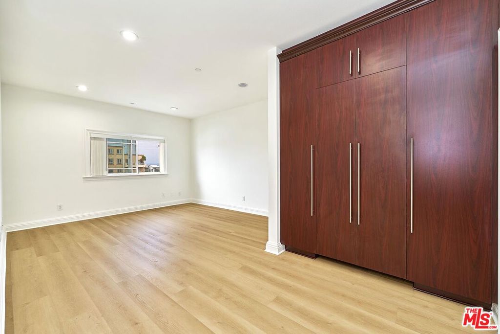 1043 S Kenmore Avenue 404 Property Photo 14