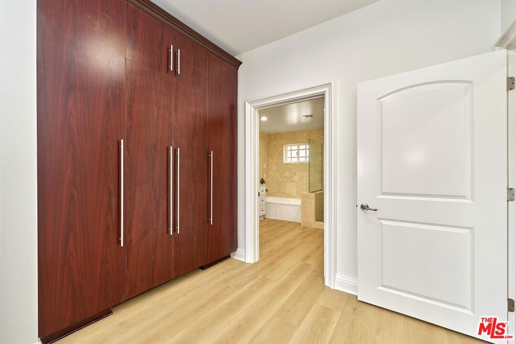 1043 S Kenmore Avenue 404 Property Photo 16