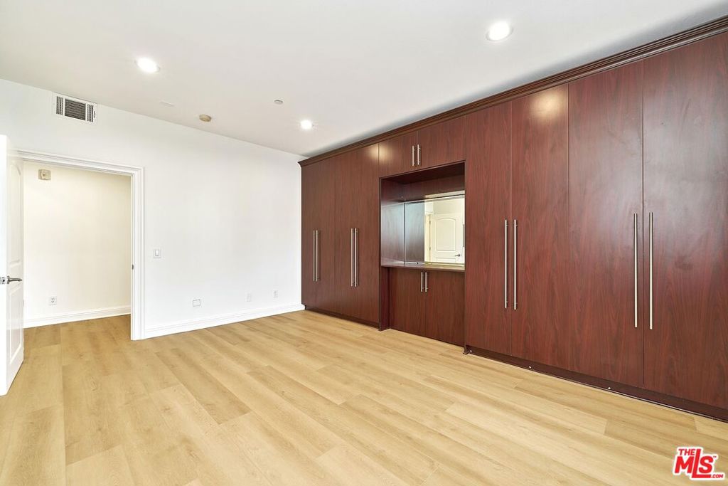 1043 S Kenmore Avenue 404 Property Photo 19