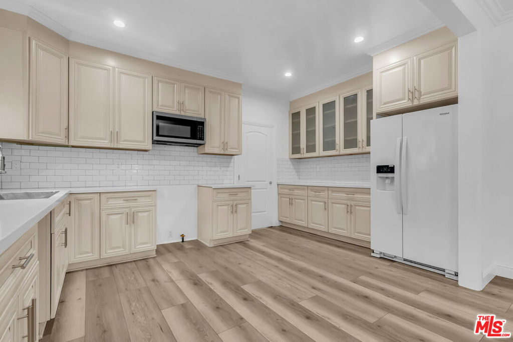 261 W 43rd Place Property Photo 8