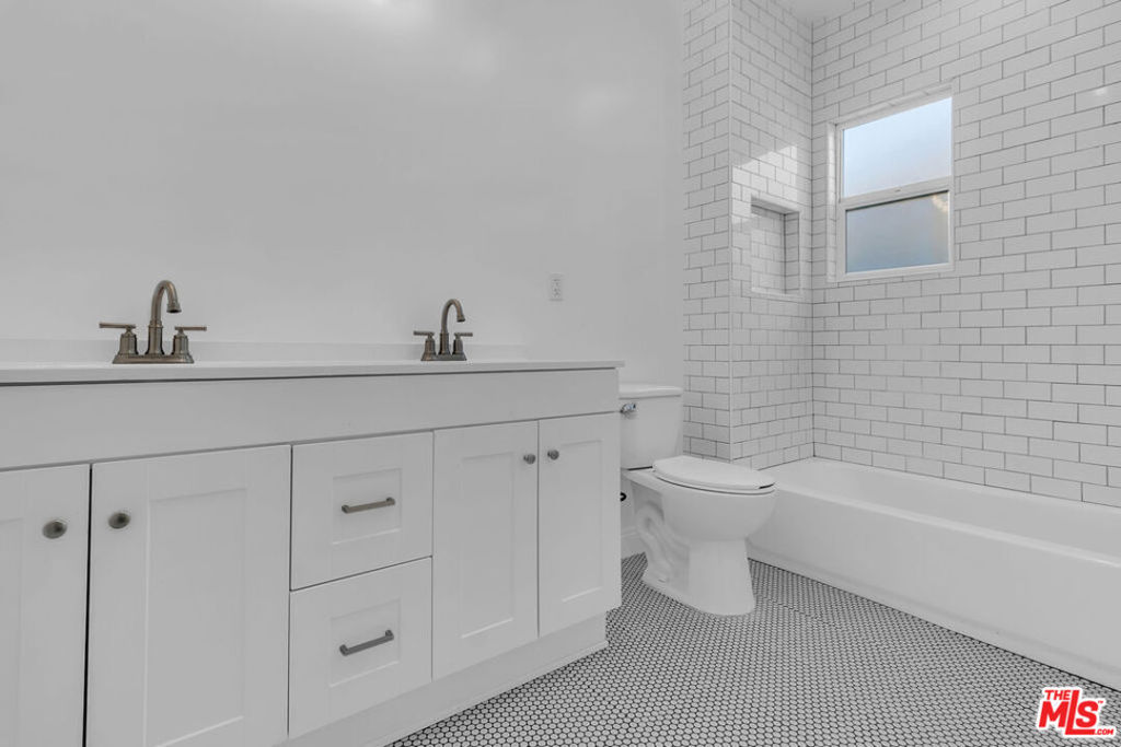 261 W 43rd Place Property Photo 19