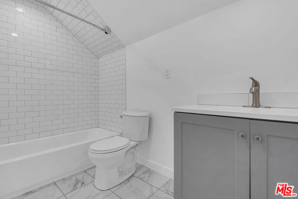 261 W 43rd Place Property Photo 24