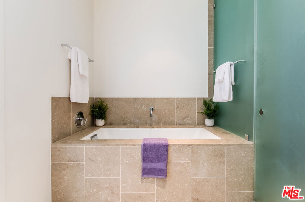 6250 Hollywood Boulevard 4l Property Photo 7