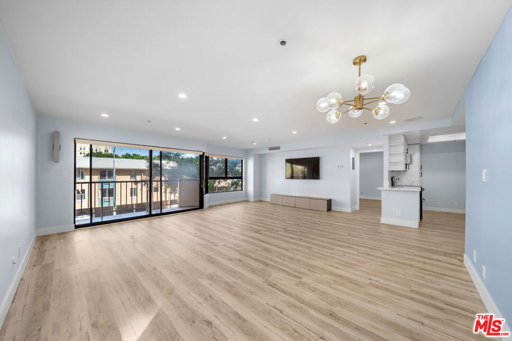 727 S Ardmore Avenue 108 Property Photo 1