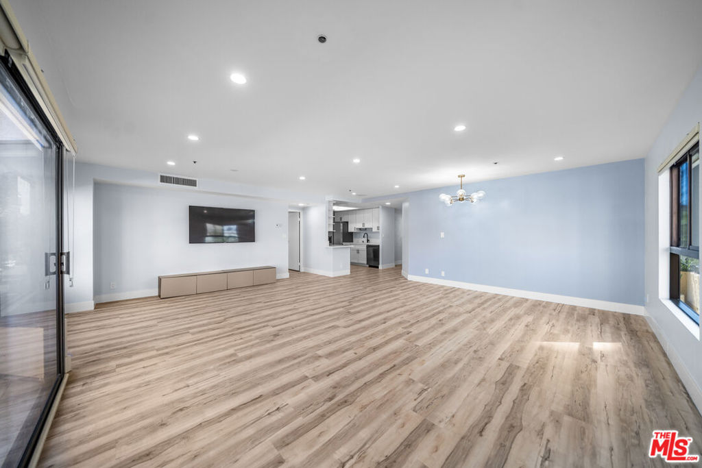 727 S Ardmore Avenue 108 Property Photo 2