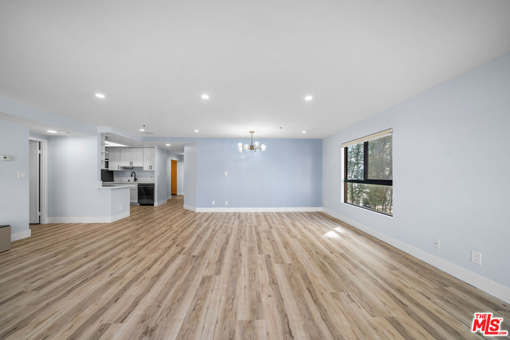 727 S Ardmore Avenue 108 Property Photo 3