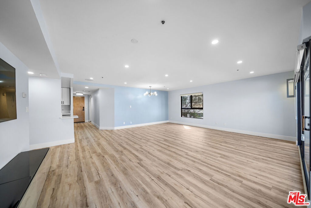 727 S Ardmore Avenue 108 Property Photo 5