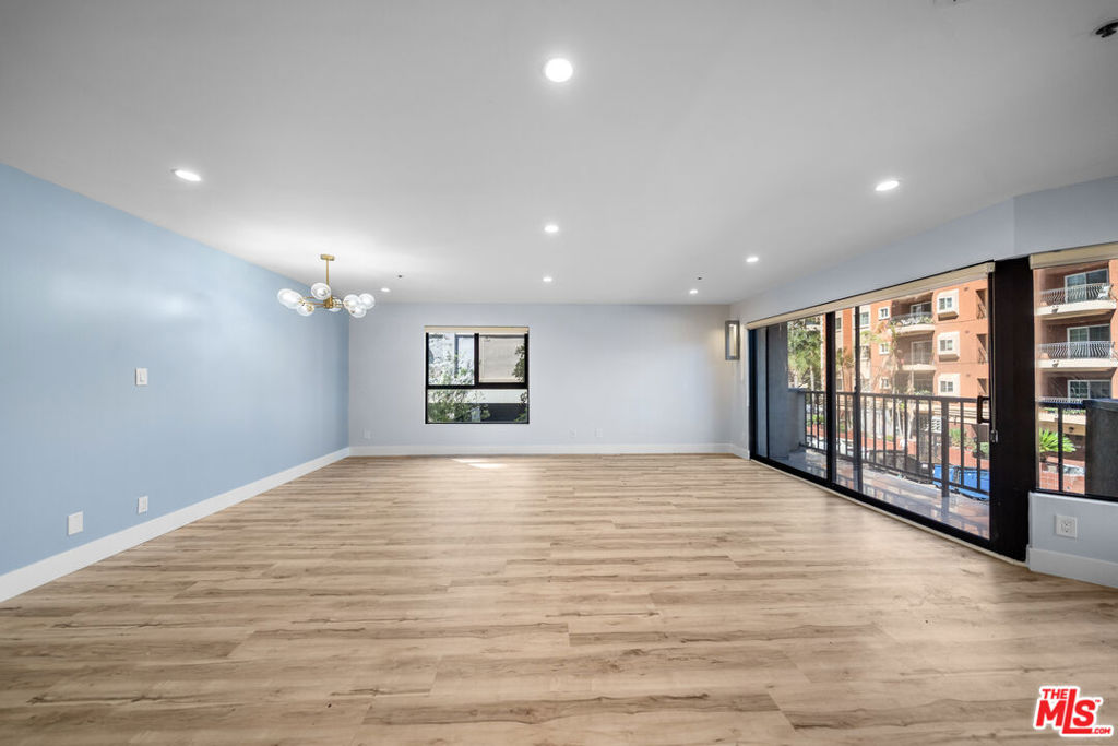 727 S Ardmore Avenue 108 Property Photo 6