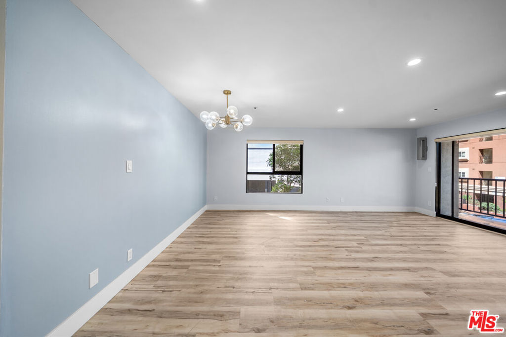727 S Ardmore Avenue 108 Property Photo 7