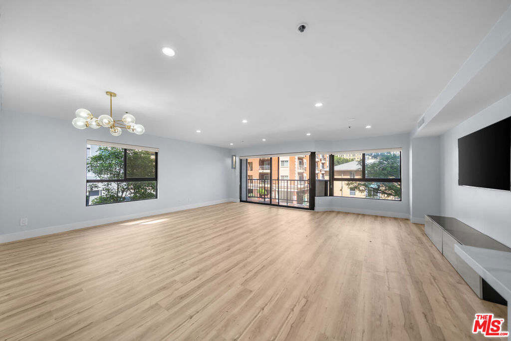 727 S Ardmore Avenue 108 Property Photo 8